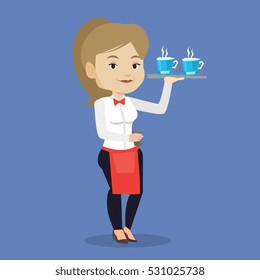 Joven camarera caucásica sonriente sosteniendo una bandeja con tazas de té o café. Simpática camarera de pie con bandeja con tazas de café caliente. Ilustración de diseño plano vectorial. Diseño cuadrado.