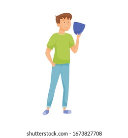 Junge Lächelnde Mann stehend und Holding Maske mit traurigem Gesicht in den Händen Vektorillustration Illustration