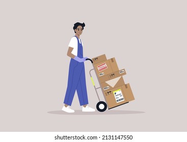 Un joven empleado de almacenamiento en denim se cubre con una carreta cargada con cajas de cartón, servicio de entrega, envío de carga
