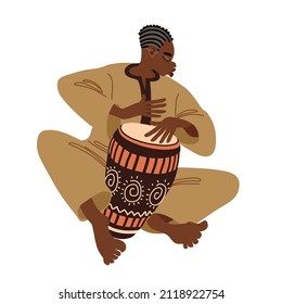 Un joven músico callejero toca una melodía rítmica en un tambor conga decorado con un patrón africano. Ilustración del vector de color aislada sobre un fondo blanco en una caricatura y diseño plano.