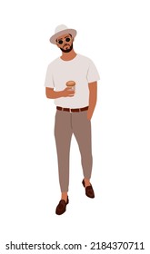 Joven hombre de diseño con barba usando ropa de moda y sombrero de estilo moderno. Carácter moderno de pie con taza de café. Dibujo de arte vectorial realista de estilo caricatura aislado en blanco.