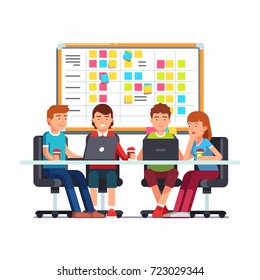 Junge Mitarbeiter arbeiten gemeinsam an einem IT-Startgeschäft. SCRUM-Task-Board hängt in einem Team voller Aufgaben auf klebrigen Notenkarten. Flache Vektorgrafik einzeln auf weißem Hintergrund.
