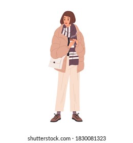 Joven mujer de moda en invierno cálido o ropa de otoño. Moda estacional. Carácter femenino moderno con chaqueta baja, pantalones, bufanda, botas sosteniendo café. Ilustración de dibujos animados de vector plano sobre blanco