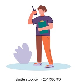 un joven voluntario está hablando de un walkie-talkie en el parque