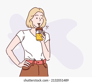 Mujer joven bebiendo jugo de naranja de un vaso. Dibujado a mano en estilo de línea delgada, ilustraciones vectoriales.