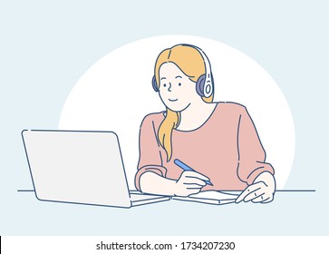 Mujer joven con auriculares trabajando en una laptop sentada en casa. Trabajo desde el concepto de casa. Concepto de e-learning. Dibujado a mano en estilo de línea delgada, ilustraciones vectoriales.