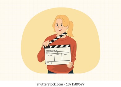 Joven sosteniendo el concepto clásico de película negra haciendo clapperboard para banner, afiche, sitio web, etc.