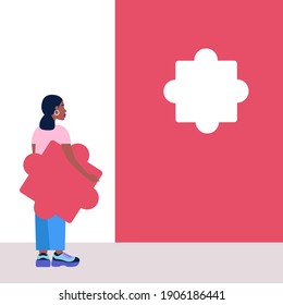 Una joven sostiene un elemento faltante del rompecabezas. Concepto de resolución de problemas. Solución de rompecabezas. La elección correcta. Ilustración vectorial en un estilo plano