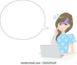 Una mujer joven mirando una pantalla de computadora y una burbuja de habla