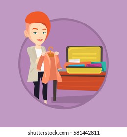 Mujer joven empacando ropa en una maleta abierta. Mujer caucásica metiendo una chaqueta en una maleta. Mujer preparándose para las vacaciones. Ilustración de diseño plana vectorial en el círculo aislado en el fondo.