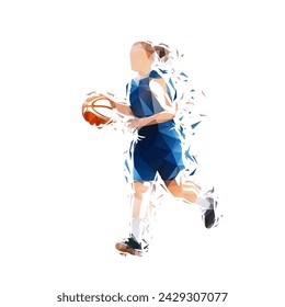 Mujer joven jugando al baloncesto. Ella corre y regatea, ilustración vectorial aislada de bajo poli, dibujo geométrico. Logo de baloncesto femenino