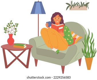 Mujer joven leyendo libro, sentada en el sofá. Ocio y educación. Concepto de relajación con literatura de lectura. Niña relajándose en casa y tomando café. El estudiante lee libros de texto sostienen taza en mano