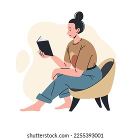 junge Frau, die ein Buch liest, während sie auf dem Stuhl sitzt