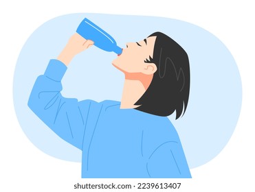 una mujer joven de pelo corto está bebiendo agua mineral de una botella. vista lateral, mitad cuerpo. fondo azul aislado. concepto de salud, bebida, puesta en forma, etc. fla