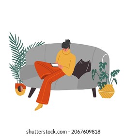 Mujer joven sentada en el sofá y mirando su celular con plantas alrededor. ... Adolescente en casa, navegando por Internet, leyendo un mensaje. Ilustración vectorial plana.