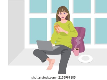 Junge Frau, die einen Laptop benutzt, während sie ein Brot isst