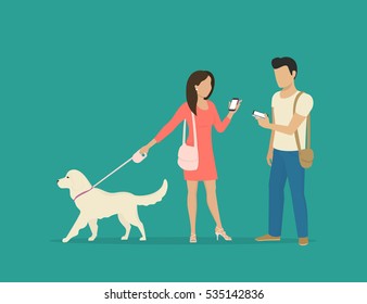 Mujer joven caminando con perro y conociendo a su amigo varón. Ilustración plana de datos de comunicación y uso compartido de personas mediante smartphones y mensajes