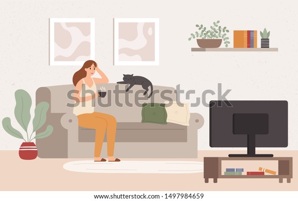若い女性はテレビを見る 女の子はソファに横になってコーヒーマグを持ち テレビ番組を見ている 仕事の後 居心地の良いリビングで休み 映画のベクターイラスト を見る女性 のベクター画像素材 ロイヤリティフリー