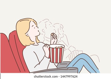 Una joven está viendo una película y comiendo palomitas de maíz en el cine. Ilustraciones de diseño vectorial de estilo dibujado a mano.