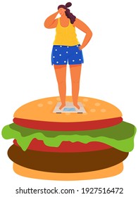 La joven está pesando. La dama a dieta quiere ser delgada. La persona usa equipo, dispositivo para medir kilogramos en casa. Una chica con sobrepeso a escalas está parada en una hamburguesa enorme. Dieta y nutrición adecuada