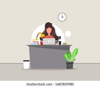 La joven está trabajando con la computadora para crear varias tareas, lista para voltear su cabeza.