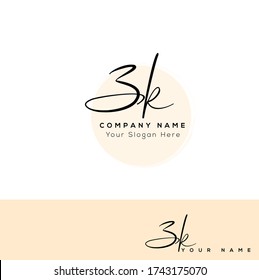 Z K ZK Escritura manuscrita inicial y logotipo de la firma.