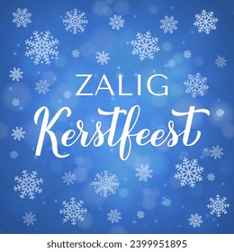 Zalig Kerstfeest caligrafía con letras de la mano en el fondo azul con bokeh y copos de nieve. Afiche de tipografía navideña en holandés. Fácil edición de la plantilla vectorial para tarjeta de saludo, banner, volante, etc