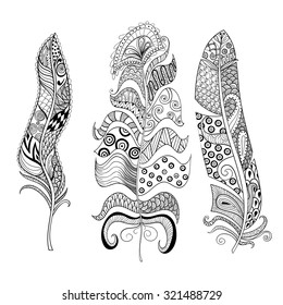 Zentangle stilisierte elegante Federn-Set. Handgezeichnete Vintage-Illustration für Erwachsene mit Anti-Stress-Färbung auf weißem Hintergrund. Ethnische Dekorationselemente.