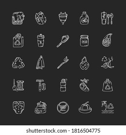Iconos blancos de tiza de basura cero colocados sobre fondo negro. Estilo de vida ecológico, anticonsumismo. Conservación del medio ambiente y consumo responsable. Ilustraciones de pizarra vectorial aisladas