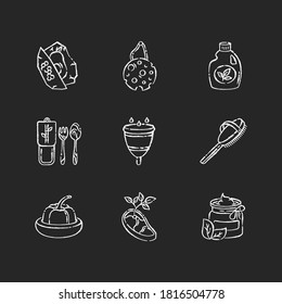Zero-Abfallprodukte kreide weiße Symbole auf schwarzem Hintergrund. Nachhaltige und umweltverträgliche Lebensweise. Öko-Lebensmittel, Kosmetika und Hygieneprodukte Isolierte Vektorchalkartenillustrationen