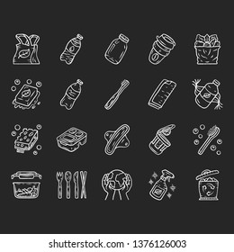 Cero residuos intercambian iconos de tiza hechos a mano. Productos orgánicos y sostenibles. Materiales reutilizables, reciclables y respetuosos con el medio ambiente. Bolsa ecológica, jabón, champú. Ilustraciones aisladas de pizarra vectorial