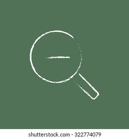 Reducir la tiza dibujada a mano en un icono blanco vectorial de pizarra aislado en un fondo verde.