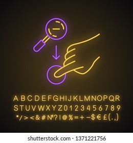 Zoom out vertical gesturing neon light icon. Touchscreen gesture. Tap, point, click. Using sensory devices. Glowing sign with alphabet, numbers and symbols. Vector isolated illustration