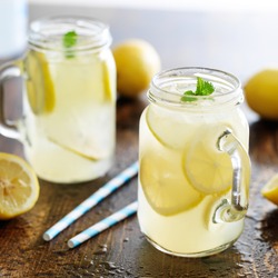 lemonade in jar with ice and mint