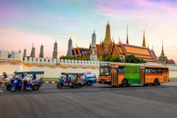 Wat Phra Kaew in Bangkok, Thailand. Bus and Tuk Tuk are on the road : Grand Palace and Wat Phra Kaew is among the best known of Thailand's landmarks