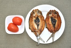 Fried fish and tomatoes
