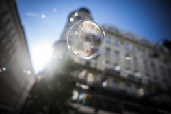 Bubbles with a low aperture in city streets