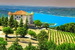  Amazing Aiguines castle with spectacular vineyard and beautiful turquoise St Croix lake in background, near Verdon gorge, Provence, France, Europe