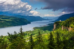 View of Crown Point and the Columbia River, Columbia River Gorge, Oregon.