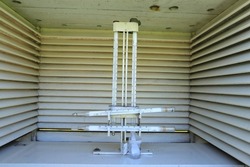 A meteorological thermometer consisting of a maximum and minimum thermometer is placed in a meteorological cage. This tool is used to collect air temperature data
