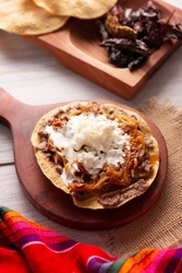 Tostada de Tinga de Res. Typical Mexican dish prepared mainly with shredded beef, onion and dried chilies. It is customary to serve it on corn tortilla tostadas.