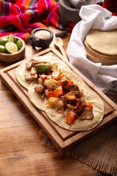 Fajitas Tacos, in Mexico it is also called Alambre de Res. Very popular recipe, the main ingredients are pieces of meat, onion, bacon and bell peppers, roasted on the grill.