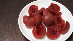 Crunchy plum sweets popular in Japan