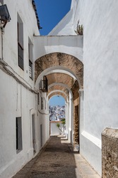 The Puerta de Sancho IV is located in the Cadiz town of Vejer de la Frontera, a few meters from the Casa del Mayorazgo