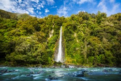 Thunder Creek Falls in Haast Pass New Zealand