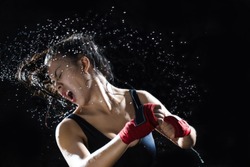 The boxer is in a position where the opponent punches her face. Boxing is popular for women today. In addition to spending time to be helpful, it also helps to lose weight and slimming as well.