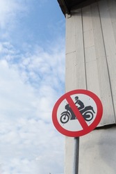 Motorcycle prohibition signs are installed in community areas to prevent motorcycles from entering area to prevent accidents. exercise area has installed signs prohibiting motorcycles from entering 