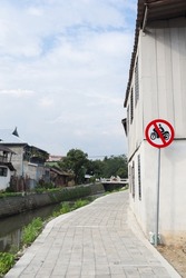 Motorcycle prohibition signs are installed in community areas to prevent motorcycles from entering area to prevent accidents. exercise area has installed signs prohibiting motorcycles from entering 