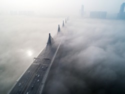 Modern bridges covered with fog, vehicles moving on bridges, Chaoyang Bridge, Changsha, Jiangxi Province。