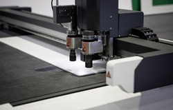 Digital die cutter machine cutting PP flute board. Industrial manufacture.